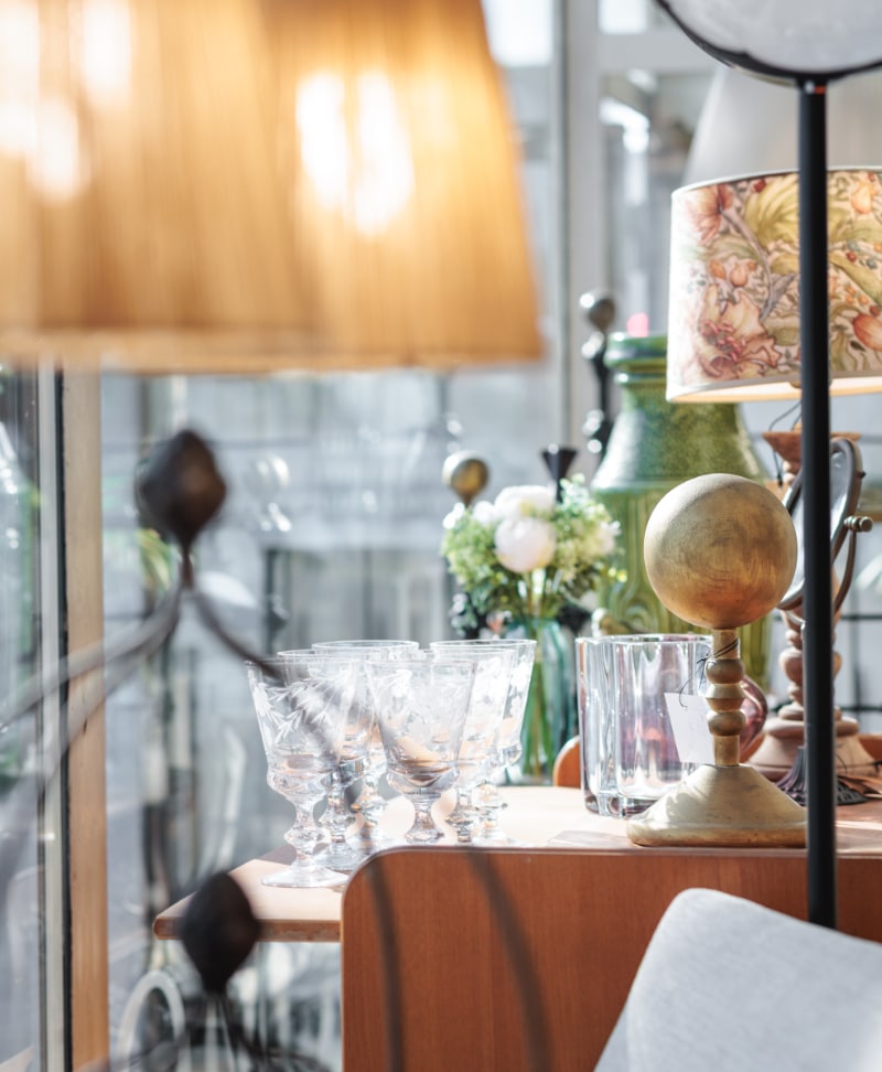 Vanhoja vintage- ja design-esineita myymalassa.